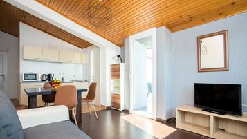 Apartment, 2 Schlafzimmer, Meerblick | Wohnbereich | Fernseher