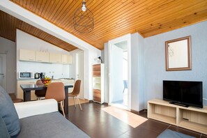 Leilighet, 2 soverom, sjøutsikt | Oppholdsområde | TV