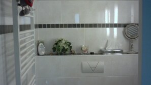 ฝักบัว, ของใช้ในห้องน้ำฟรี, ไดร์เป่าผม