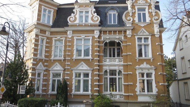 A historic building with ornate architectural details, multiple windows, and a prominent entrance. - Hotel Kronprinzen (Bonn)