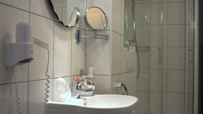 Single Room | Bathroom | Shower, free toiletries, hair dryer - Hotel Kronprinzen (Bonn)