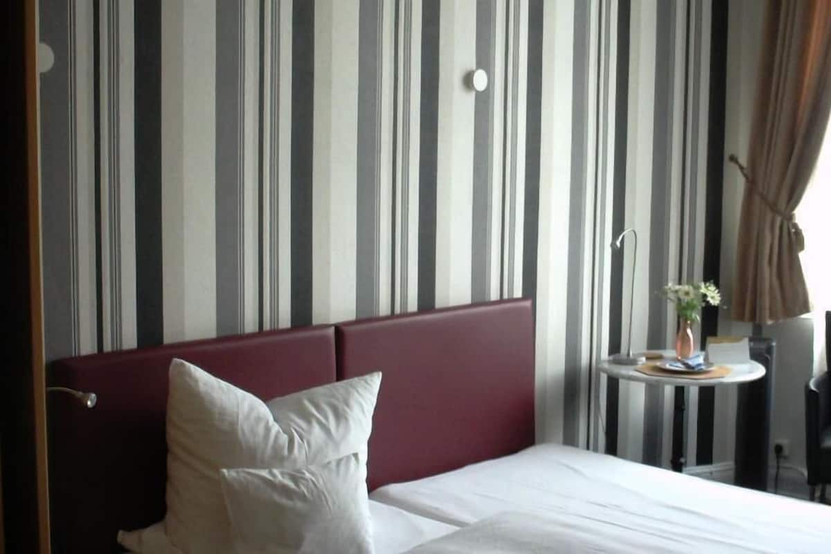 Habitación doble | Cunas (de pago), camas supletorias, wifi gratis y ropa de cama