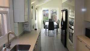 Villa – business, 3 soverom, hageutsikt | Delt kjøkken | Kaffetrakter/tekoker, kjøleskap og mikrobølgeovn på fellesområdet