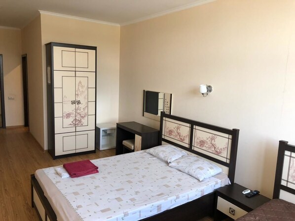 Standard-Vierbettzimmer | Schreibtisch, Bügeleisen/Bügelbrett, kostenloses WLAN, Bettwäsche