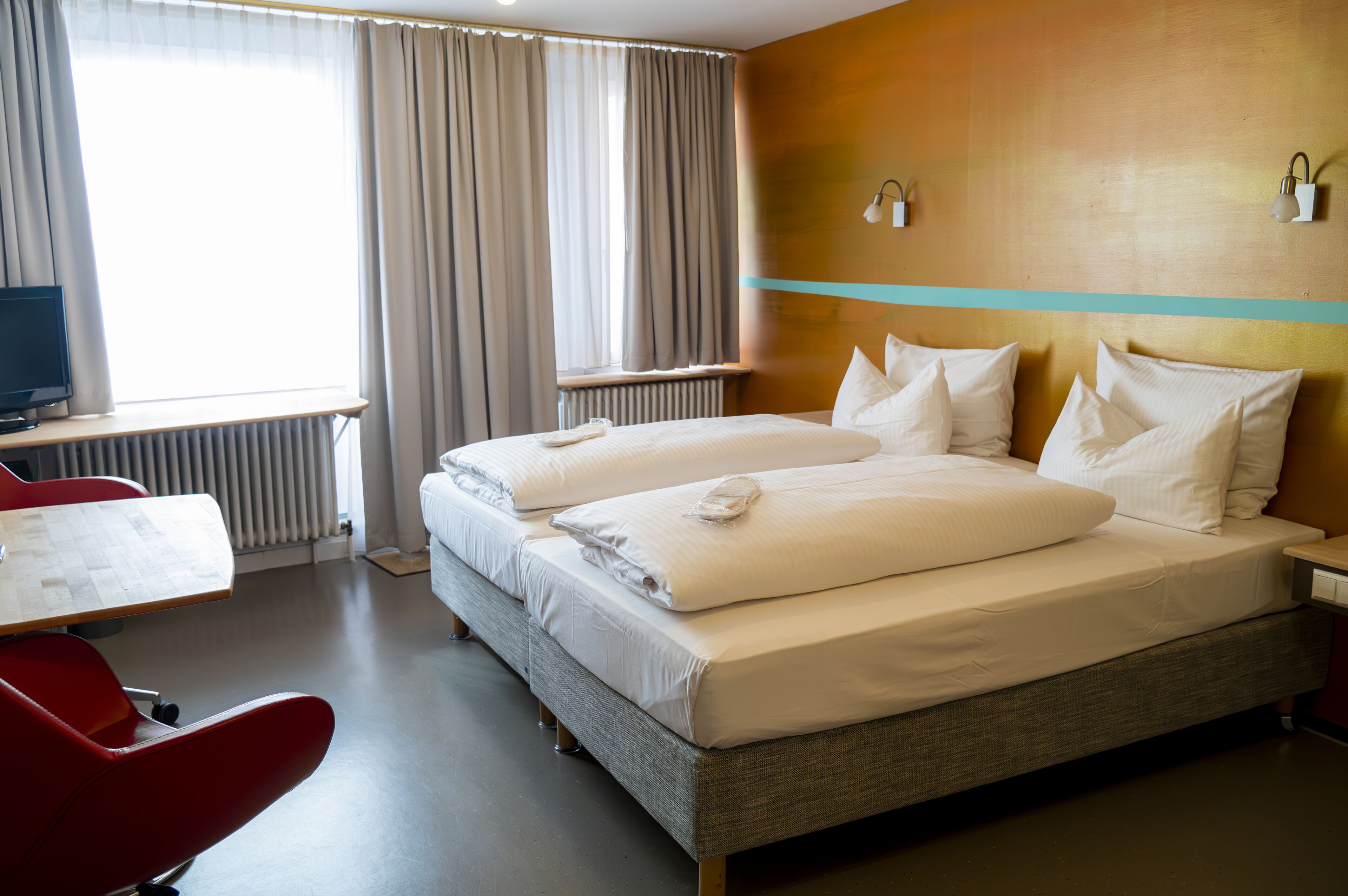 1 bedroom, hypo-allergenic bedding, desk, laptop workspace