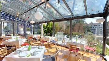 Tägliches Frühstücksbuffet (15.90 EUR pro Person)