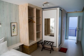 Hypo-allergenic bedding, desk, laptop workspace, iron/ironing board - Abalon Hotel Ideal (Stuttgart)