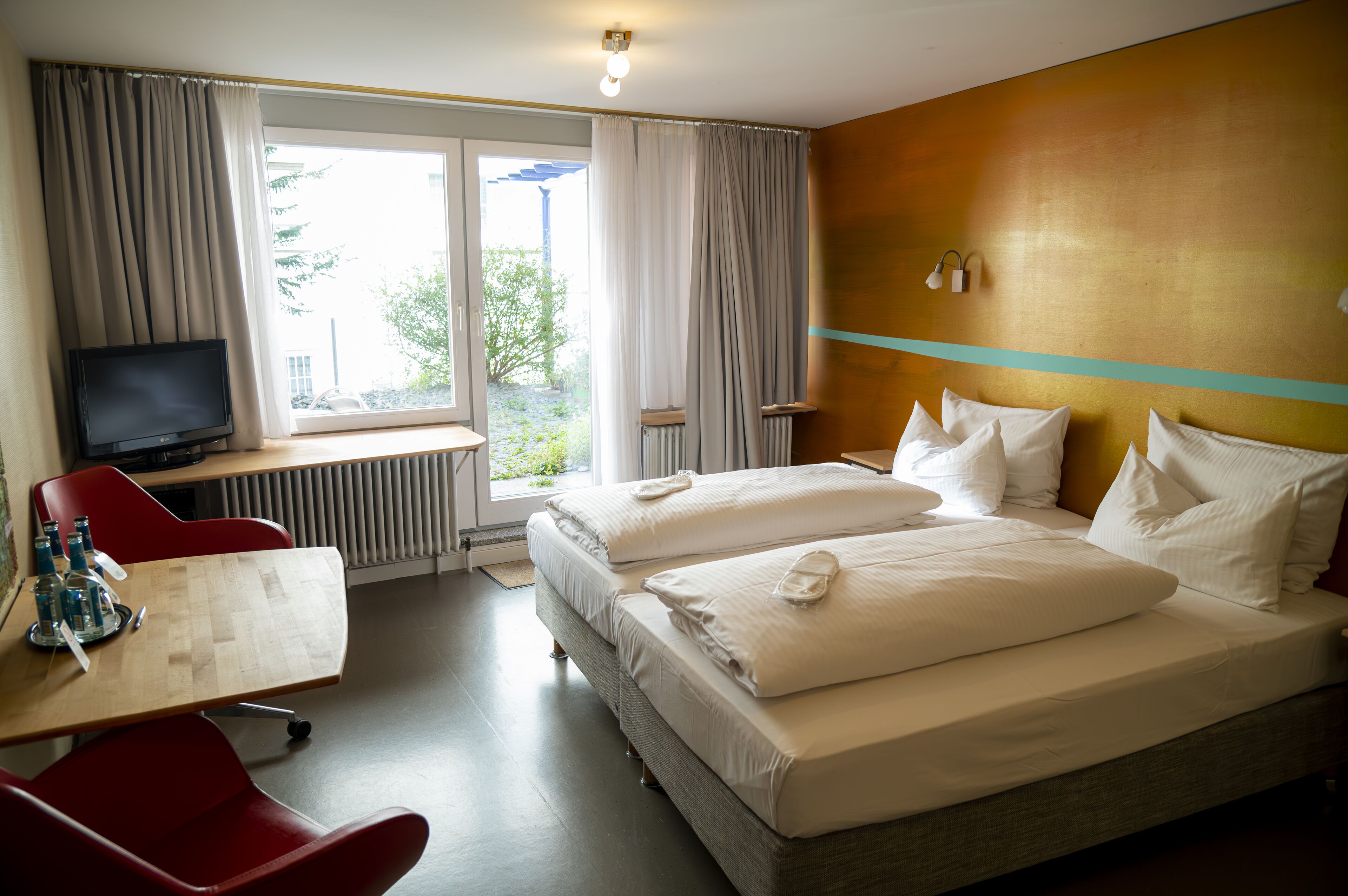 1 bedroom, hypo-allergenic bedding, desk, laptop workspace