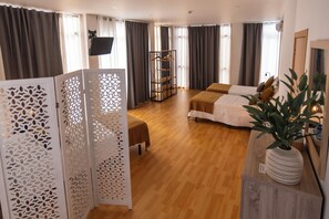 Family Room, Private Bathroom (4) | Blackout drapes, iron/ironing board, free WiFi, bed sheets - Central Guest House (Ponta Delgada)