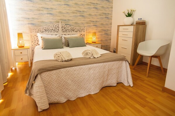 Double Room, Shared Bathroom, City View (3)