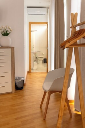 Double Room, Private Bathroom, City View (1) | Bathroom | Shower, rainfall showerhead, free toiletries, hair dryer - Central Guest House (Ponta Delgada)