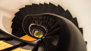 Una escalera de caracol con suelo de madera en la base.