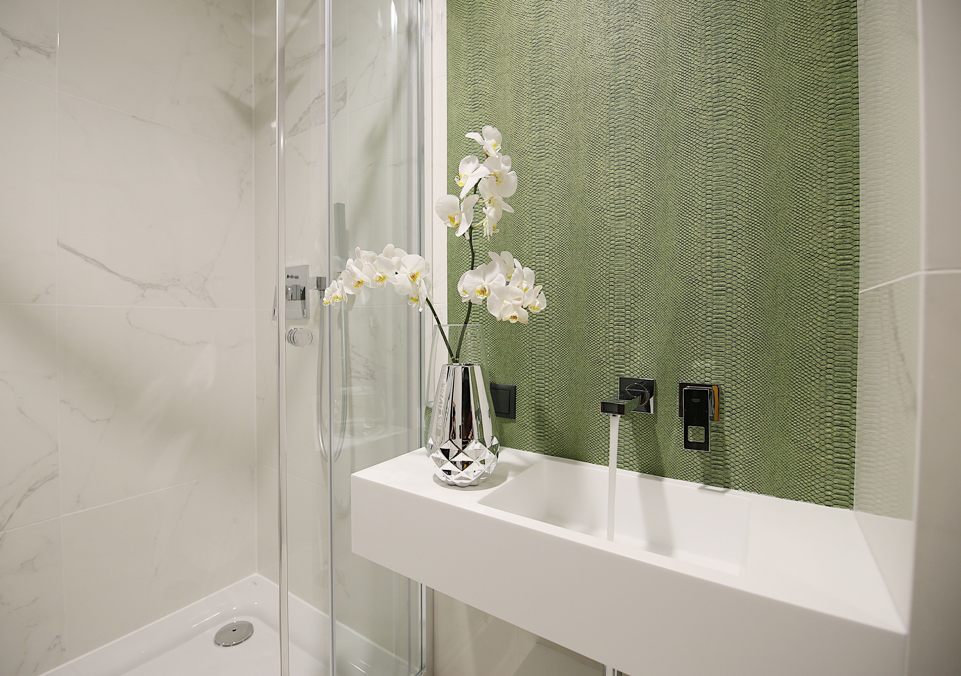 deluxe apartment | bathroom | shower, free toiletries, hair dryer, towels