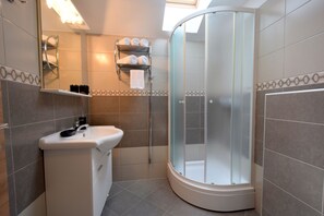 Classic-Apartment, 1 Schlafzimmer | Badezimmer | Dusche, kostenlose Toilettenartikel, Handtücher