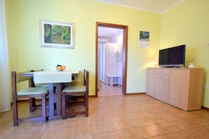 Appartement, 1 chambre, balcon | Salle de séjour | Télévision à écran plat