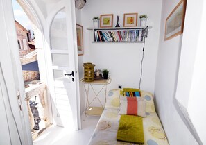 Comfort appartement, uitzicht op zee | Een bureau, verduisterende gordijnen, geluiddichte muren