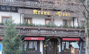 Een gebouw met een bord waarop 'Rone - Most' staat en een restaurantbord eronder.