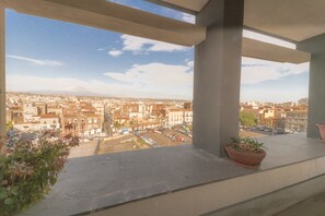 A balcony with a view of a cityscape, including buildings and a parking lot. - Bed a Catania (Catania)