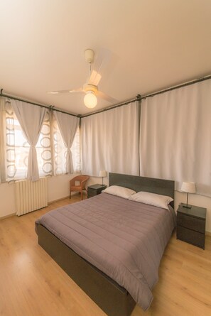 Superior-Doppelzimmer, Balkon, Bergblick (A Muntagna) | Schreibtisch, Verdunkelungsvorhänge, Bügeleisen/Bügelbrett