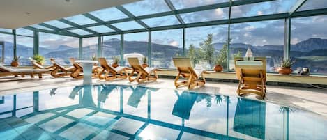 Piscine intérieure, piscine extérieure en saison, 6 h à  19 h, parasols
