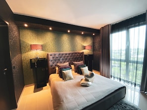 Peti besi dalam bilik, meja, kalis bunyi, katil bayi/kot (percuma)