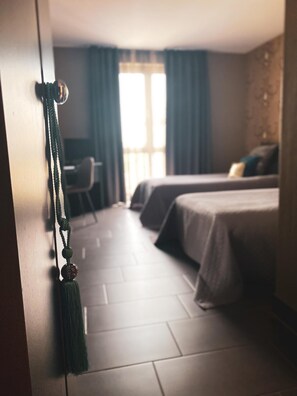 In-room safe, desk, soundproofing, free cribs/infant beds - Augenblick Skylounge (Kleve)