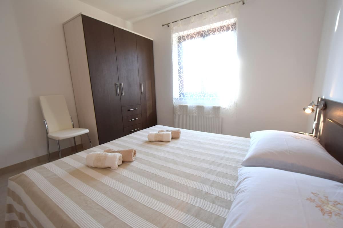 Apartamento, 2 habitaciones | Cunas (de pago), wifi gratis, ropa de cama