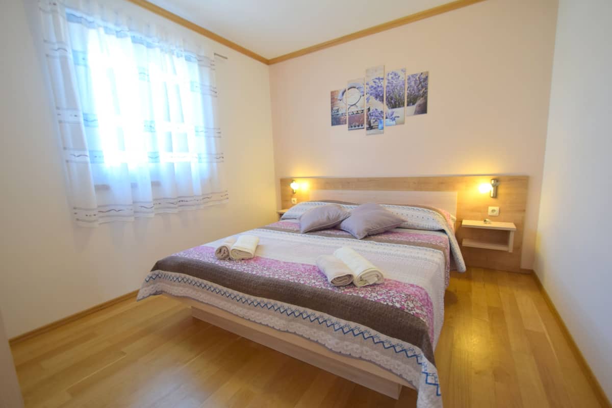 Apartamento estándar, 2 habitaciones | Cunas (de pago), wifi gratis, ropa de cama