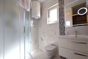 Comfort Apartment | Bathroom