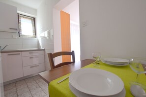 Studio | Private kitchen | Stovetop, coffee/tea maker, electric kettle, cookware/dishes/utensils