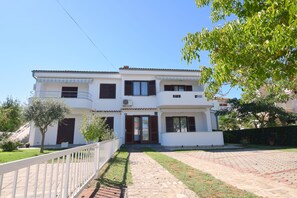 Property grounds - Apartments Marija (Malinska-Dubasnica)