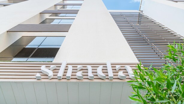 Een modern gebouw met een opvallend 'Shada'-bord op de gevel.