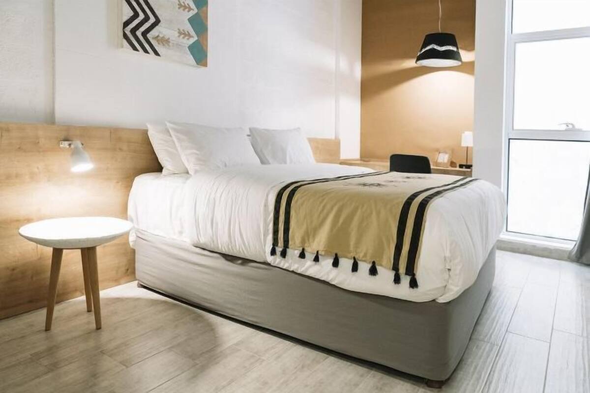 Minibar, safe på rommet, skrivebord og lydisolert
