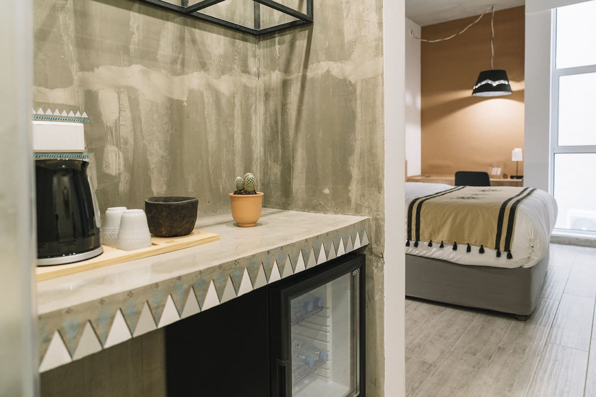 Minibar, safe på rommet, skrivebord og lydisolert