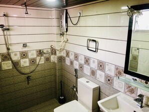 Room, Multiple Beds, Non Smoking | Bathroom | Towels