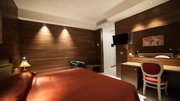 Double Room | Minibar, in-room safe, desk, soundproofing