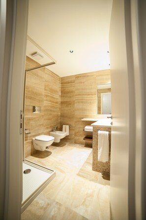 Triple Room | Bathroom | Shower, free toiletries, hair dryer, bidet