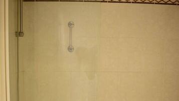 Apartamento (1 Bedroom) | Banheiro | Secador de cabelo, toalhas de banho, sabonete, shampoo