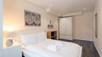 House (4 Bedrooms) | 4 bedrooms, premium bedding, laptop workspace, iron/ironing board