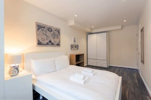 4 bedrooms, premium bedding, laptop workspace, iron/ironing board - Stylish and Homely 4 Bedroom Home in East London (London)