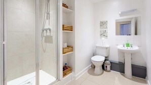 House (4 Bedrooms) | Bilik Mandi | Pancuran mandi, kelengkapan dandanan diri percuma, tuala disediakan 