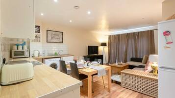 House (4 Bedrooms) | Private kitchen | Fridge, microwave, oven, stovetop