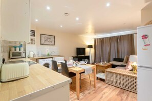 Private kitchen - Stylish and Homely 4 Bedroom Home in East London (London)