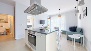 Huoneisto (402) | Yksityinen keittiö | Jääkaappi, liesi, vedenkeitin