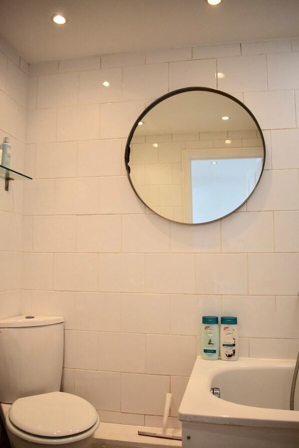 Studio (0 Bedroom) | Bathroom | Free toiletries, hair dryer, towels, soap
