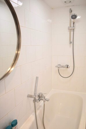 Studio (0 Bedroom) | Bathroom | Free toiletries, hair dryer, towels, soap - Trendy Studio Flat in Kemptown Village (Brighton)