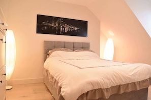 Apartment (2 Bedrooms) | 2 bedrooms, premium bedding, laptop workspace, iron/ironing board - Stylish 2 Bed Apartment in West Hampstead (London)