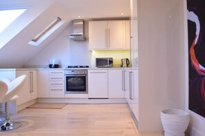 Private kitchen - Stylish 2 Bed Apartment in West Hampstead (London)