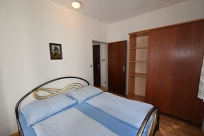 Apartment, 2 Bedrooms - 680 | Una scrivania, culle/letti per bambini (a pagamento), Wi-Fi gratuito