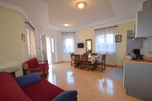 Apartment, 2 Bedrooms - 680 | Area soggiorno | TV a schermo piatto